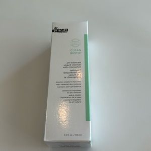 Dr Brandt Clean Biotic pH balanced yogurt cleanser with chlorophyll